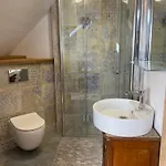 W Zabytkowej Stajni Nad Jeziorem Z Dostepem Do Parku I Sasiedztwem Xix Wiecznego Dworku Modrzewiowego
