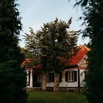 W Zabytkowej Stajni Nad Jeziorem Z Dostepem Do Parku I Sasiedztwem Xix Wiecznego Dworku Modrzewiowego Szteklin
