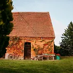 Lodge W Zabytkowej Stajni Nad Jeziorem Z Dostepem Do Parku I Sasiedztwem Xix Wiecznego Dworku Modrzewiowego