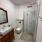 W Zabytkowej Stajni Nad Jeziorem Z Dostepem Do Parku I Sasiedztwem Xix Wiecznego Dworku Modrzewiowego *