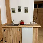 Lodge W Zabytkowej Stajni Nad Jeziorem Z Dostepem Do Parku I Sasiedztwem Xix Wiecznego Dworku Modrzewiowego Szteklin