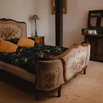 W Zabytkowej Stajni Nad Jeziorem Z Dostepem Do Parku I Sasiedztwem Xix Wiecznego Dworku Modrzewiowego