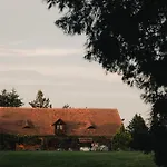 W Zabytkowej Stajni Nad Jeziorem Z Dostepem Do Parku I Sasiedztwem Xix Wiecznego Dworku Modrzewiowego Lodge