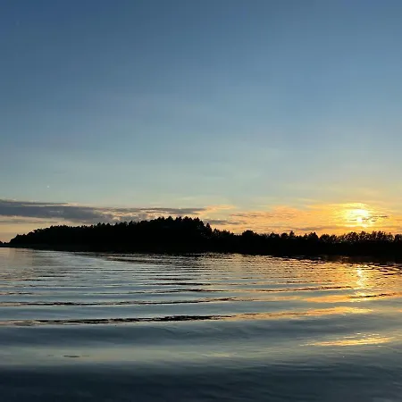 W Zabytkowej Stajni Nad Jeziorem Z Dostepem Do Parku I Sasiedztwem Xix Wiecznego Dworku Modrzewiowego *