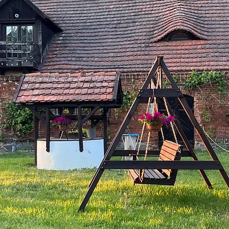 W Zabytkowej Stajni Nad Jeziorem Z Dostepem Do Parku I Sasiedztwem Xix Wiecznego Dworku Modrzewiowego Szteklin