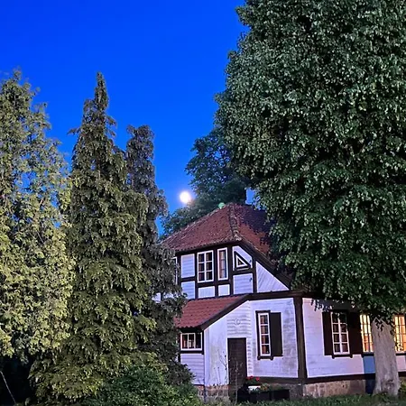 W Zabytkowej Stajni Nad Jeziorem Z Dostepem Do Parku I Sasiedztwem Xix Wiecznego Dworku Modrzewiowego