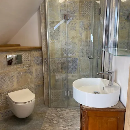 W Zabytkowej Stajni Nad Jeziorem Z Dostepem Do Parku I Sasiedztwem Xix Wiecznego Dworku Modrzewiowego