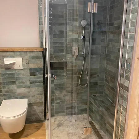 W Zabytkowej Stajni Nad Jeziorem Z Dostepem Do Parku I Sasiedztwem Xix Wiecznego Dworku Modrzewiowego Lodge