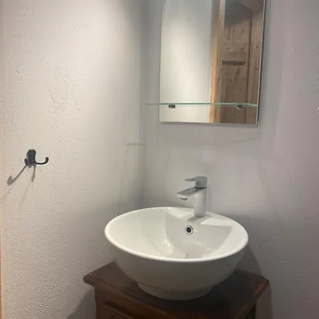 Jaktstuga W Zabytkowej Stajni Nad Jeziorem Z Dostepem Do Parku I Sasiedztwem Xix Wiecznego Dworku Modrzewiowego