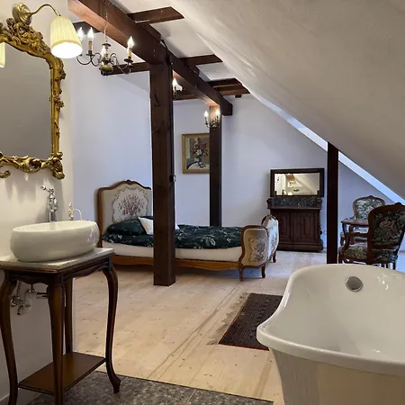 W Zabytkowej Stajni Nad Jeziorem Z Dostepem Do Parku I Sasiedztwem Xix Wiecznego Dworku Modrzewiowego