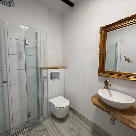 W Zabytkowej Stajni Nad Jeziorem Z Dostepem Do Parku I Sasiedztwem Xix Wiecznego Dworku Modrzewiowego Lodge Szteklin