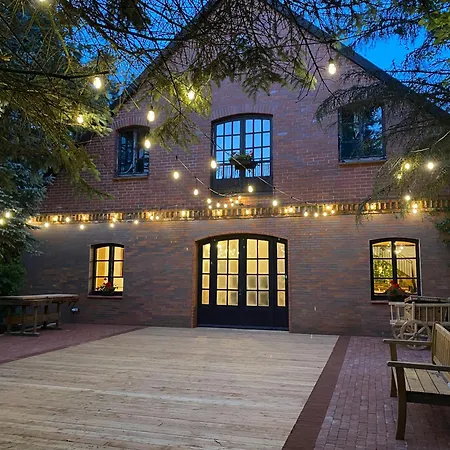 W Zabytkowej Stajni Nad Jeziorem Z Dostepem Do Parku I Sasiedztwem Xix Wiecznego Dworku Modrzewiowego Lodge