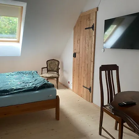 W Zabytkowej Stajni Nad Jeziorem Z Dostepem Do Parku I Sasiedztwem Xix Wiecznego Dworku Modrzewiowego Jaktstuga *