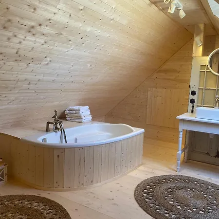 W Zabytkowej Stajni Nad Jeziorem Z Dostepem Do Parku I Sasiedztwem Xix Wiecznego Dworku Modrzewiowego