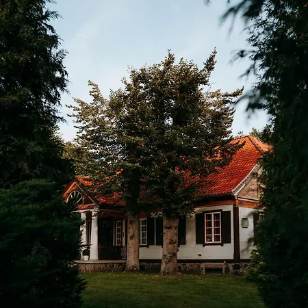W Zabytkowej Stajni Nad Jeziorem Z Dostepem Do Parku I Sasiedztwem Xix Wiecznego Dworku Modrzewiowego Szteklin