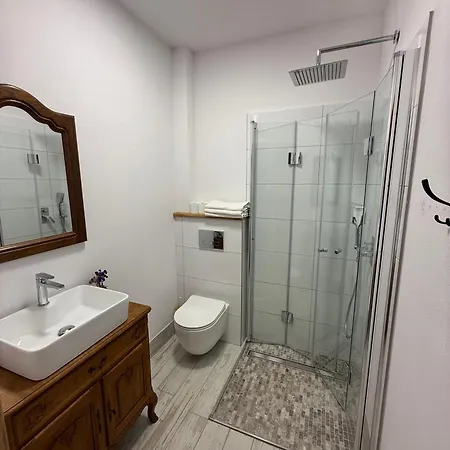 W Zabytkowej Stajni Nad Jeziorem Z Dostepem Do Parku I Sasiedztwem Xix Wiecznego Dworku Modrzewiowego *