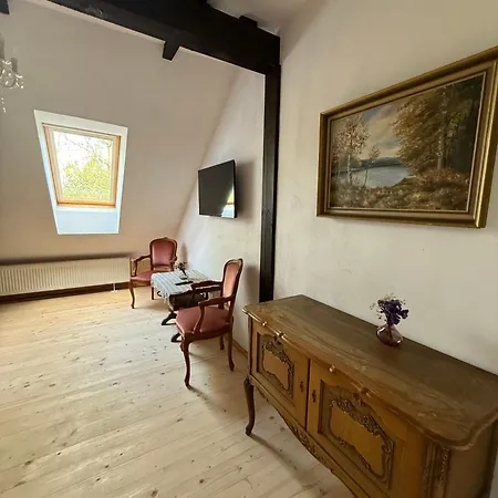 Alojamento de Turismo Selvagem W Zabytkowej Stajni Nad Jeziorem Z Dostepem Do Parku I Sasiedztwem Xix Wiecznego Dworku Modrzewiowego *
