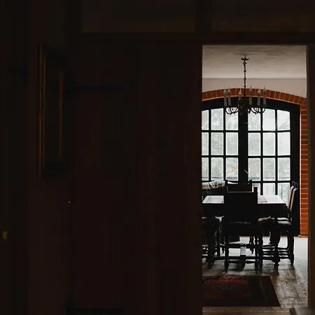 W Zabytkowej Stajni Nad Jeziorem Z Dostepem Do Parku I Sasiedztwem Xix Wiecznego Dworku Modrzewiowego Chata