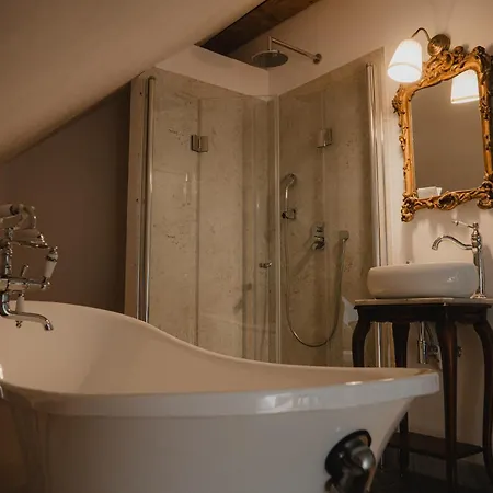 W Zabytkowej Stajni Nad Jeziorem Z Dostepem Do Parku I Sasiedztwem Xix Wiecznego Dworku Modrzewiowego Chata *