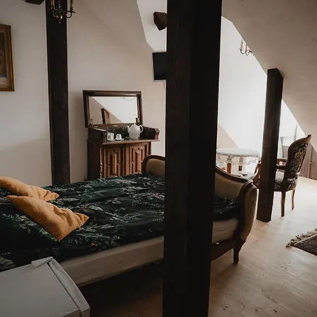 Chata W Zabytkowej Stajni Nad Jeziorem Z Dostepem Do Parku I Sasiedztwem Xix Wiecznego Dworku Modrzewiowego Szteklin