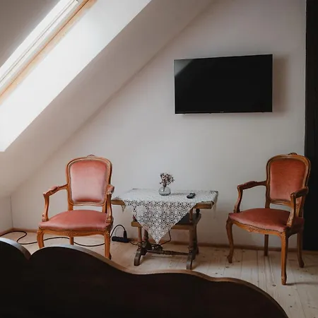 W Zabytkowej Stajni Nad Jeziorem Z Dostepem Do Parku I Sasiedztwem Xix Wiecznego Dworku Modrzewiowego Chata Szteklin