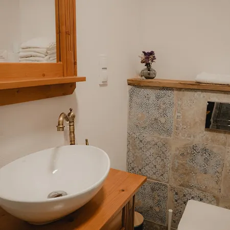 Lodge W Zabytkowej Stajni Nad Jeziorem Z Dostepem Do Parku I Sasiedztwem Xix Wiecznego Dworku Modrzewiowego