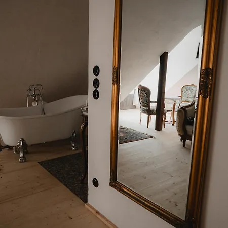W Zabytkowej Stajni Nad Jeziorem Z Dostepem Do Parku I Sasiedztwem Xix Wiecznego Dworku Modrzewiowego Lodge *
