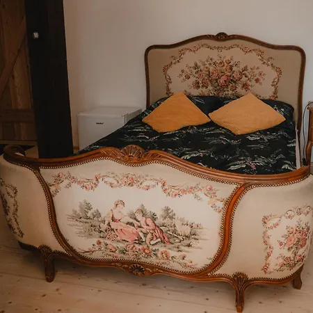 Alojamento de Turismo Selvagem W Zabytkowej Stajni Nad Jeziorem Z Dostepem Do Parku I Sasiedztwem Xix Wiecznego Dworku Modrzewiowego *