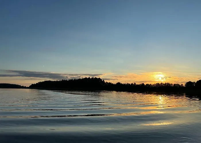 W Zabytkowej Stajni Nad Jeziorem Z Dostepem Do Parku I Sasiedztwem Xix Wiecznego Dworku Modrzewiowego *