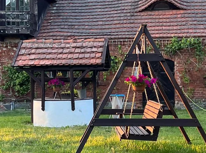 W Zabytkowej Stajni Nad Jeziorem Z Dostepem Do Parku I Sasiedztwem Xix Wiecznego Dworku Modrzewiowego Szteklin