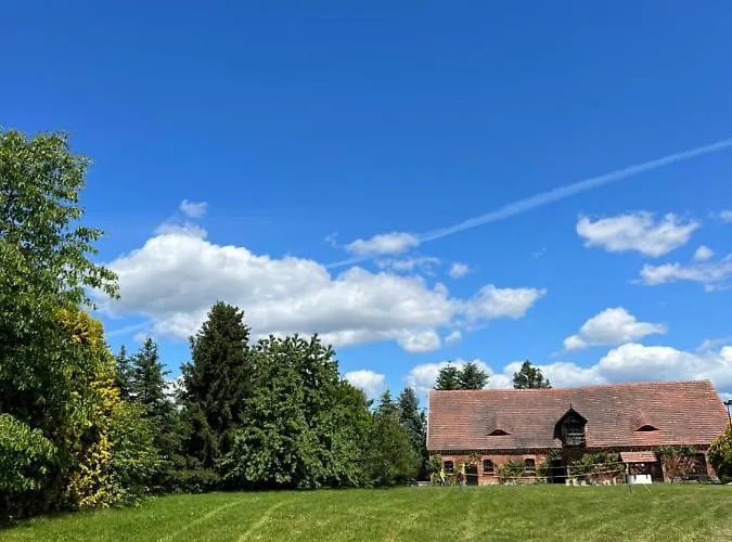 Orman Evi W Zabytkowej Stajni Nad Jeziorem Z Dostepem Do Parku I Sasiedztwem Xix Wiecznego Dworku Modrzewiowego Szteklin