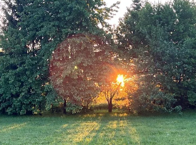 W Zabytkowej Stajni Nad Jeziorem Z Dostepem Do Parku I Sasiedztwem Xix Wiecznego Dworku Modrzewiowego Szteklin
