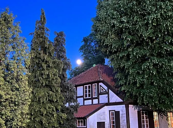 W Zabytkowej Stajni Nad Jeziorem Z Dostepem Do Parku I Sasiedztwem Xix Wiecznego Dworku Modrzewiowego