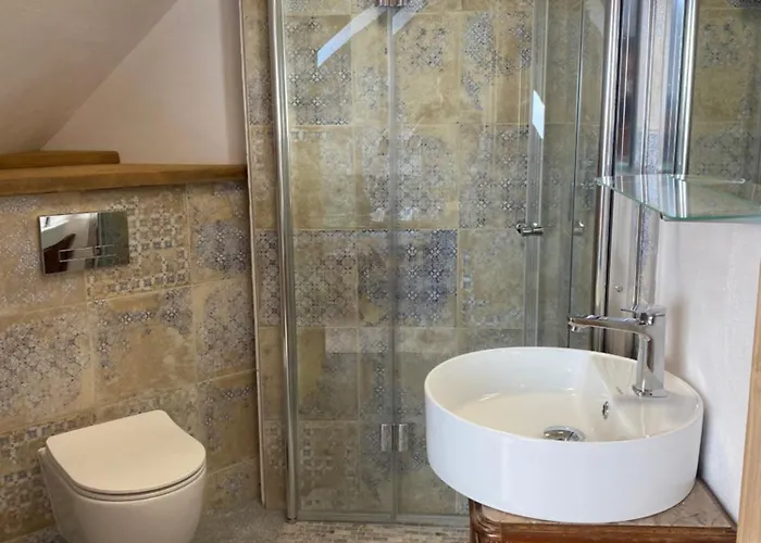 W Zabytkowej Stajni Nad Jeziorem Z Dostepem Do Parku I Sasiedztwem Xix Wiecznego Dworku Modrzewiowego