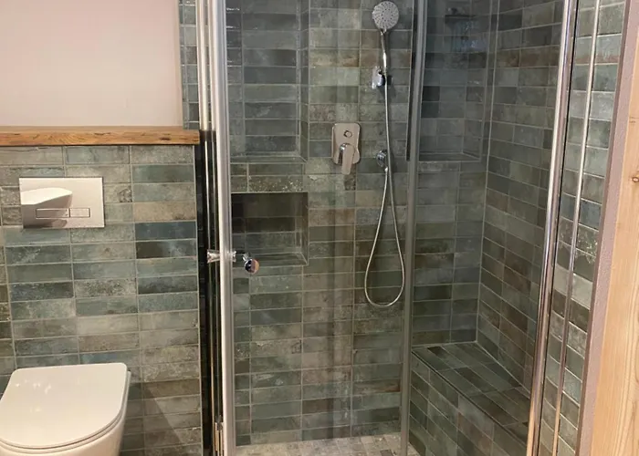 W Zabytkowej Stajni Nad Jeziorem Z Dostepem Do Parku I Sasiedztwem Xix Wiecznego Dworku Modrzewiowego Chata