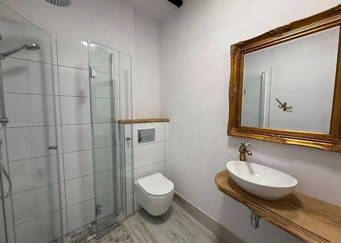 W Zabytkowej Stajni Nad Jeziorem Z Dostepem Do Parku I Sasiedztwem Xix Wiecznego Dworku Modrzewiowego Chata Szteklin