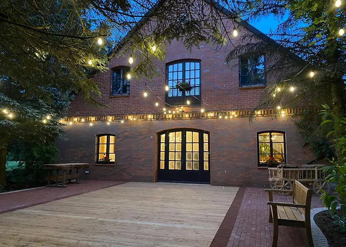 W Zabytkowej Stajni Nad Jeziorem Z Dostepem Do Parku I Sasiedztwem Xix Wiecznego Dworku Modrzewiowego Chata