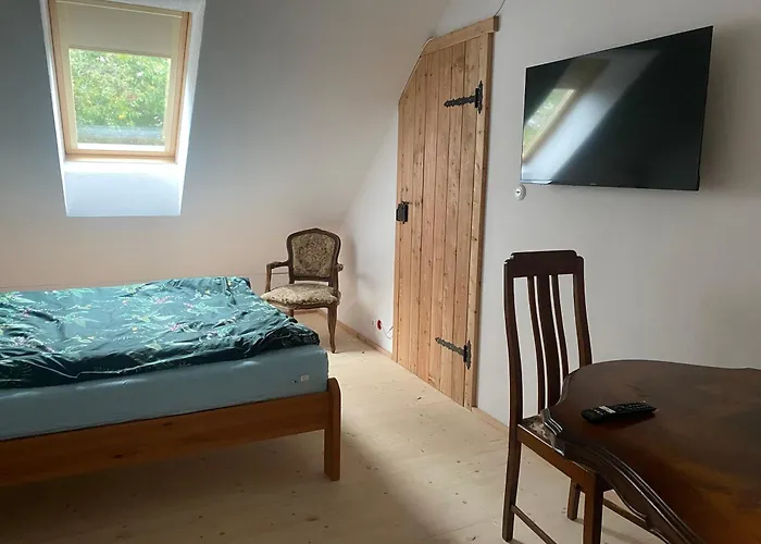 W Zabytkowej Stajni Nad Jeziorem Z Dostepem Do Parku I Sasiedztwem Xix Wiecznego Dworku Modrzewiowego Chata *