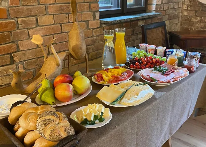 Chata W Zabytkowej Stajni Nad Jeziorem Z Dostepem Do Parku I Sasiedztwem Xix Wiecznego Dworku Modrzewiowego Szteklin