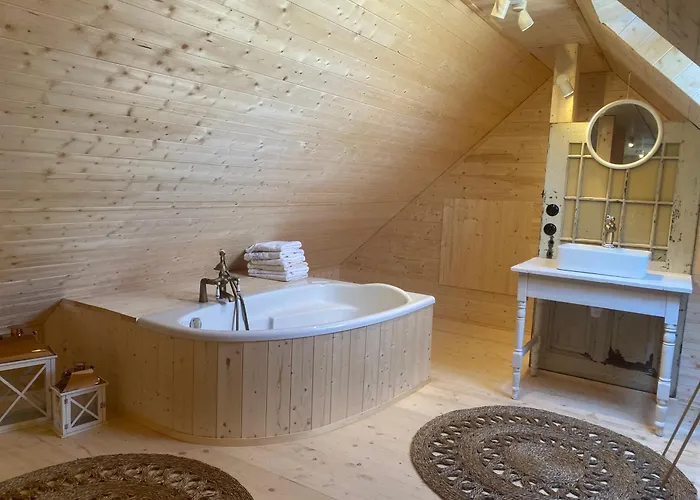 W Zabytkowej Stajni Nad Jeziorem Z Dostepem Do Parku I Sasiedztwem Xix Wiecznego Dworku Modrzewiowego