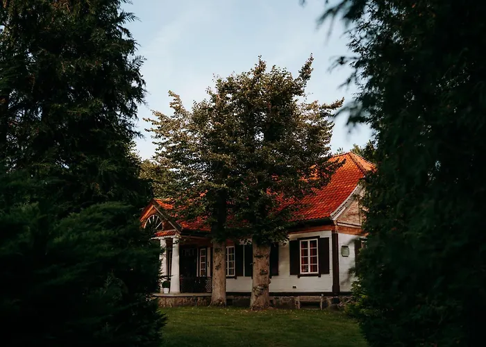 W Zabytkowej Stajni Nad Jeziorem Z Dostepem Do Parku I Sasiedztwem Xix Wiecznego Dworku Modrzewiowego Szteklin