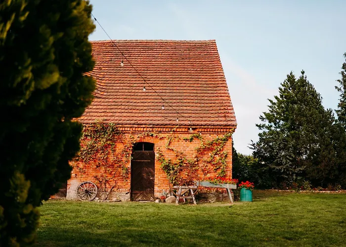 Chata W Zabytkowej Stajni Nad Jeziorem Z Dostepem Do Parku I Sasiedztwem Xix Wiecznego Dworku Modrzewiowego