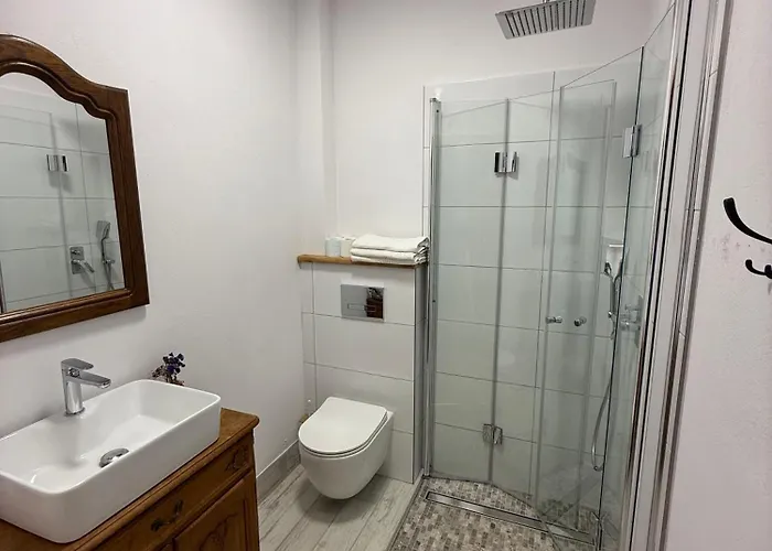 W Zabytkowej Stajni Nad Jeziorem Z Dostepem Do Parku I Sasiedztwem Xix Wiecznego Dworku Modrzewiowego *