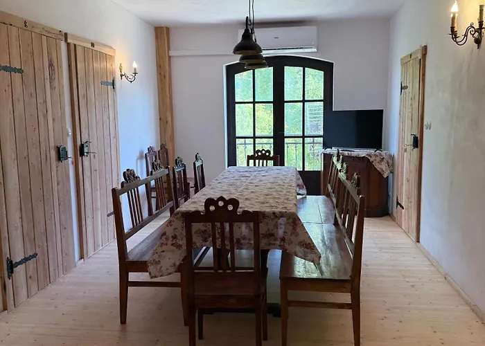 Chata W Zabytkowej Stajni Nad Jeziorem Z Dostepem Do Parku I Sasiedztwem Xix Wiecznego Dworku Modrzewiowego