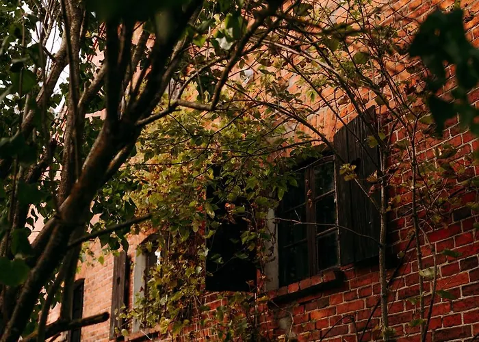 W Zabytkowej Stajni Nad Jeziorem Z Dostepem Do Parku I Sasiedztwem Xix Wiecznego Dworku Modrzewiowego Chata *