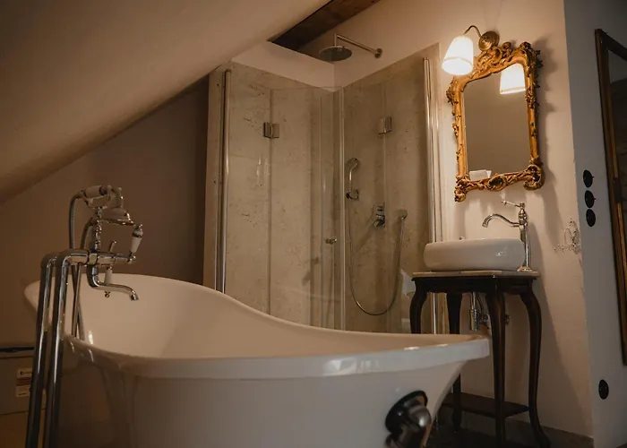 W Zabytkowej Stajni Nad Jeziorem Z Dostepem Do Parku I Sasiedztwem Xix Wiecznego Dworku Modrzewiowego Chata *