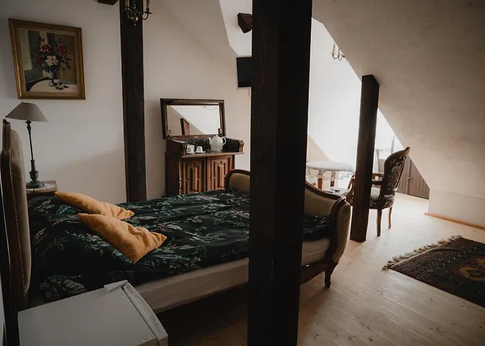 Chata W Zabytkowej Stajni Nad Jeziorem Z Dostepem Do Parku I Sasiedztwem Xix Wiecznego Dworku Modrzewiowego Szteklin