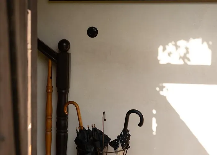 W Zabytkowej Stajni Nad Jeziorem Z Dostepem Do Parku I Sasiedztwem Xix Wiecznego Dworku Modrzewiowego Chata *