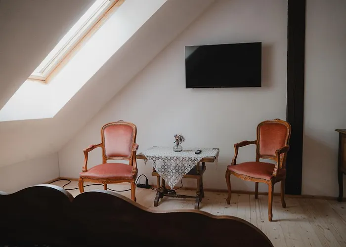 W Zabytkowej Stajni Nad Jeziorem Z Dostepem Do Parku I Sasiedztwem Xix Wiecznego Dworku Modrzewiowego Chata Szteklin