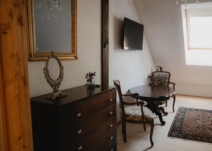 W Zabytkowej Stajni Nad Jeziorem Z Dostepem Do Parku I Sasiedztwem Xix Wiecznego Dworku Modrzewiowego *